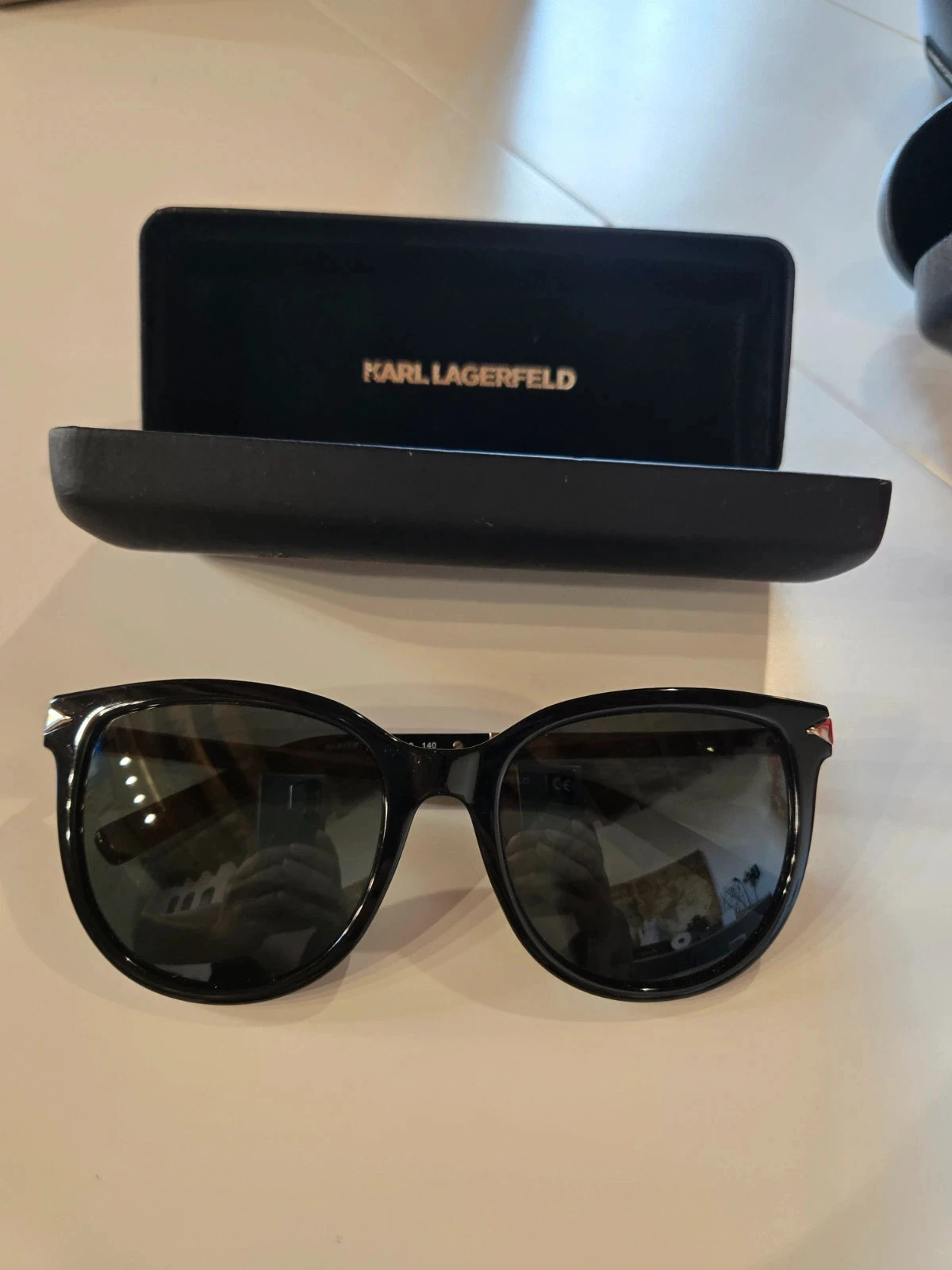 Lunette de soleil Karl lagerfeld noir style retro